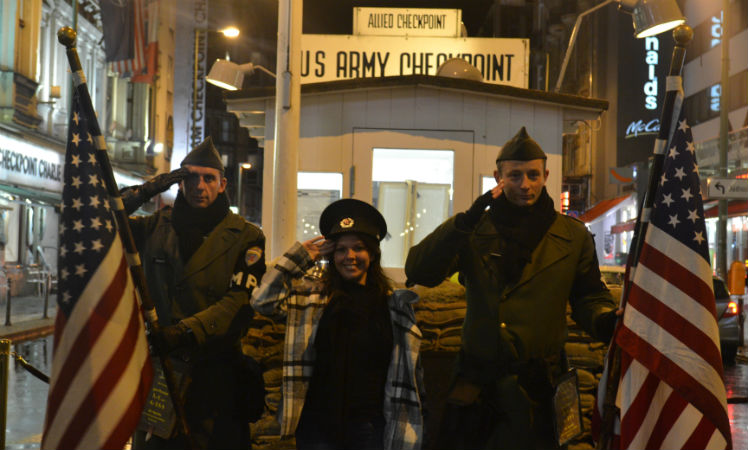 Checkpoint Charlie e o Muro de Berlim que passava ali