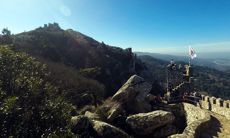 O Castelo dos Mouros, com suas muralhas, torres e mirantes